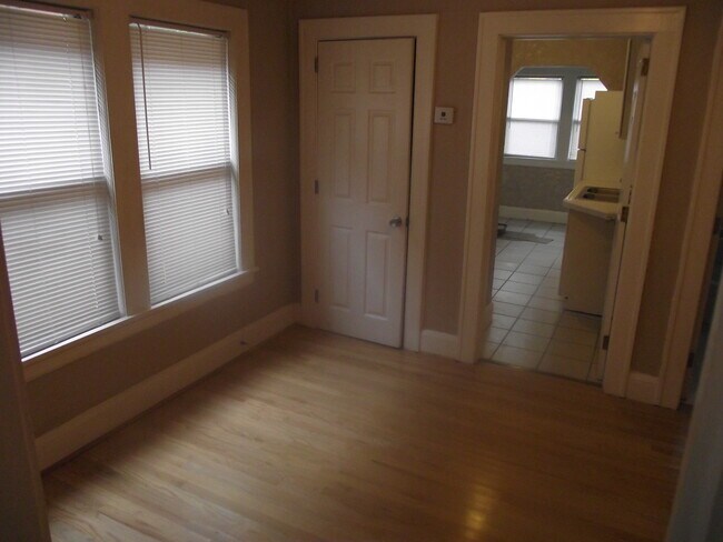 Living room - 831 King St