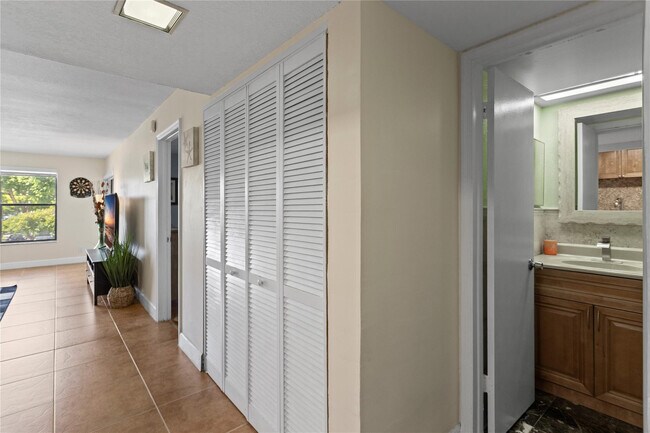 Building Photo - 2312 S Cypress Bend Dr