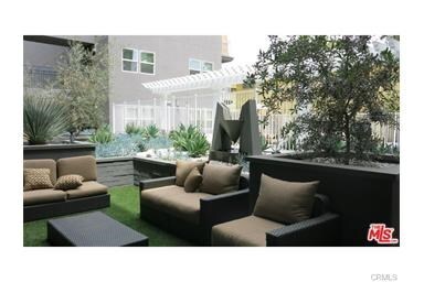 sitting area - 11925 Kling St