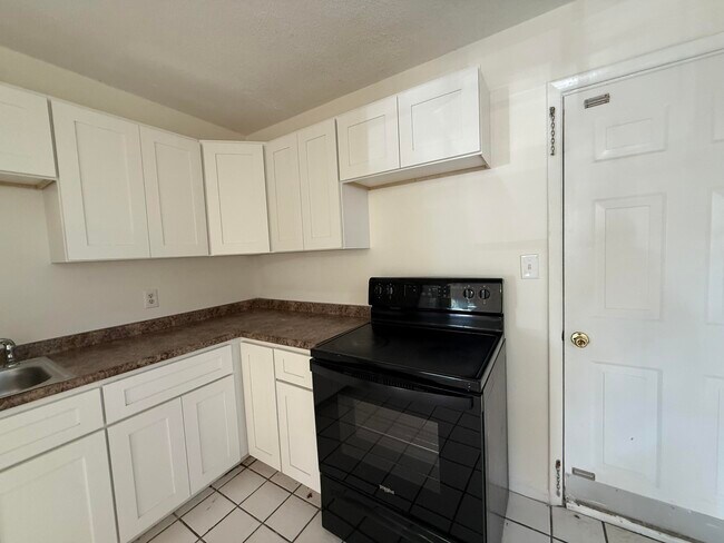 Building Photo - 43 Oak Ln