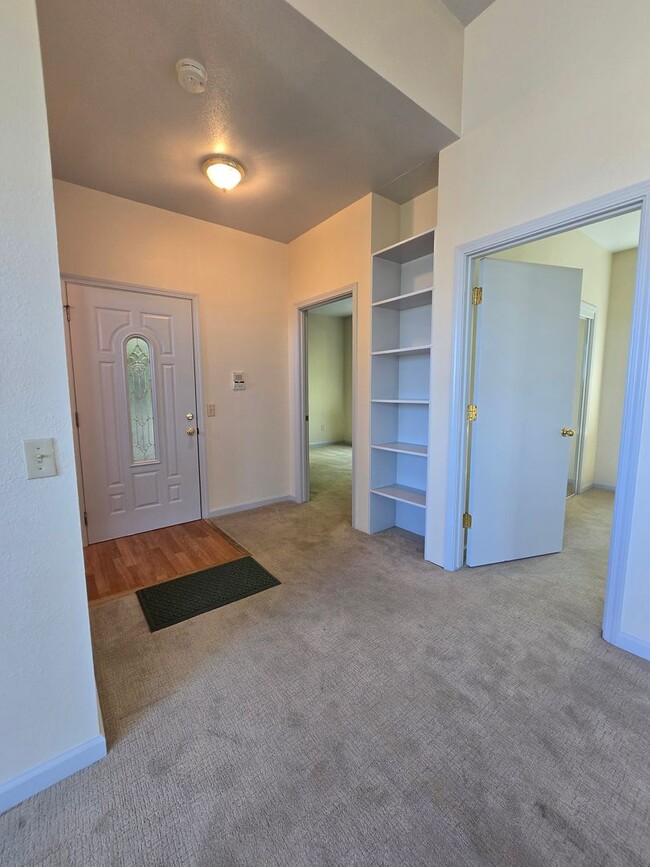 Building Photo - Beautiful 2nd story unit with beautiful vi...