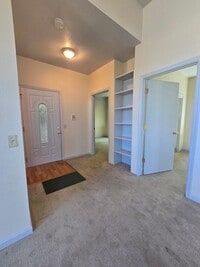 Building Photo - Beautiful 2nd story unit with beautiful vi...