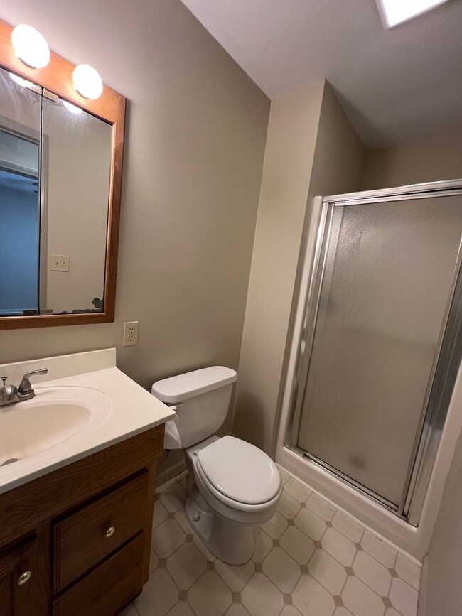 Building Photo - 3 bedroom/2 bath house close to KU with washer/dryer