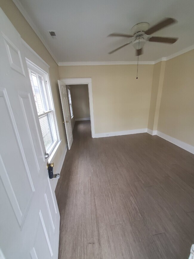 Building Photo - " Move in Ready!! 1-Bedroom Duplex with Ha...