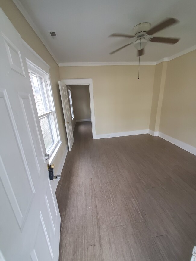 Building Photo - "2-Bedroom Duplex Home in Louisville with ...