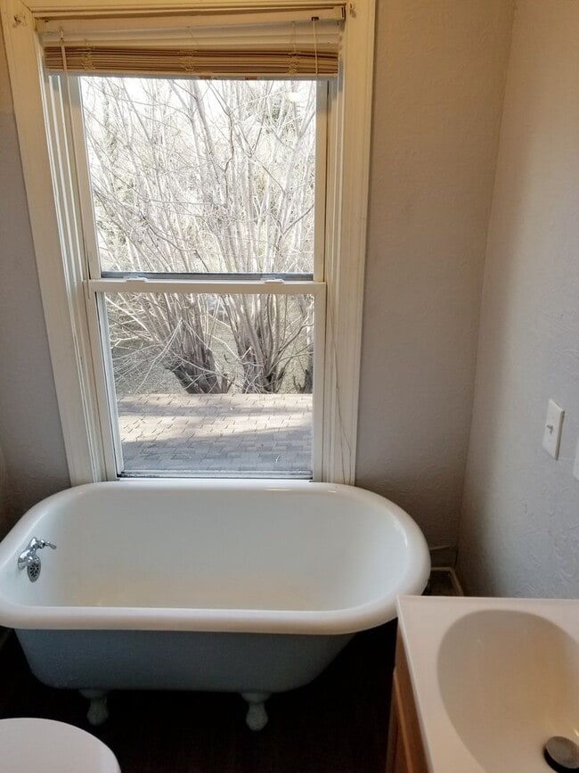 Building Photo - Two Bedroom Two Story Townhome Close to th...