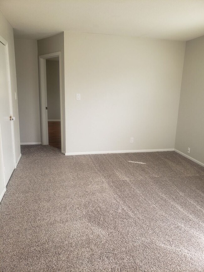 Building Photo - 1528-1530 Seminole Ave NW Cedar Rapids, IA...