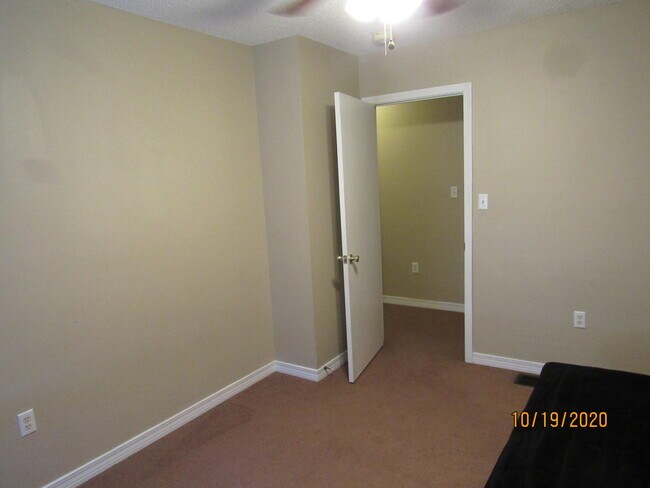 Building Photo - 1853 Whispering Oaks Ln