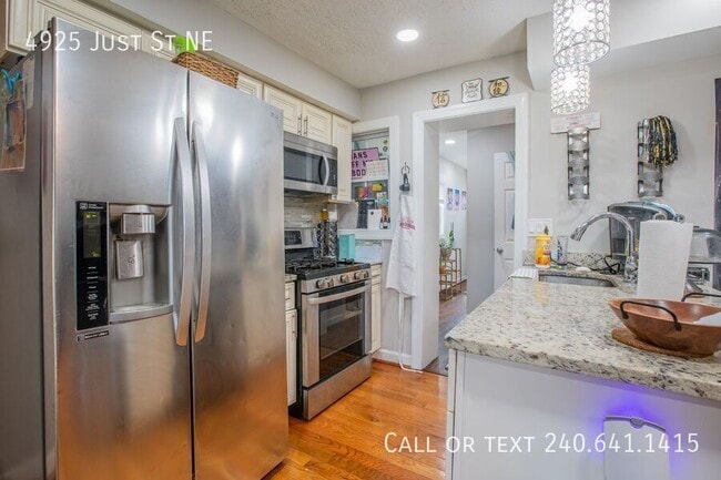 Building Photo - 4925 Just St NE