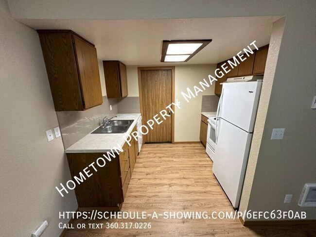 Building Photo - Updated 3 Bedroom, 1.5 Bath 2 Story Townho...