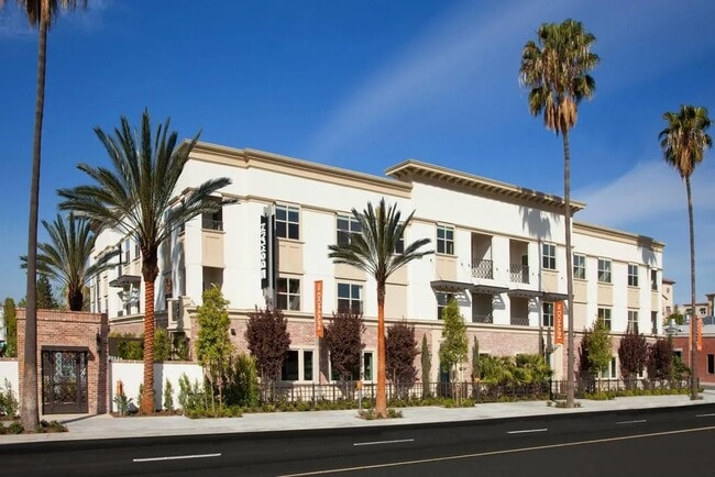 Building Photo - 411 S Anaheim Blvd