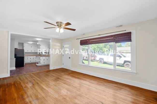 Building Photo - 1508 Noblin Dr