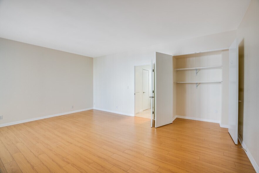 Building Photo - 321 S San Vicente Blvd