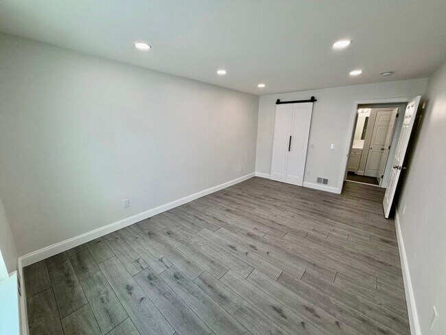 Building Photo - 8 Bergen Ridge Rd