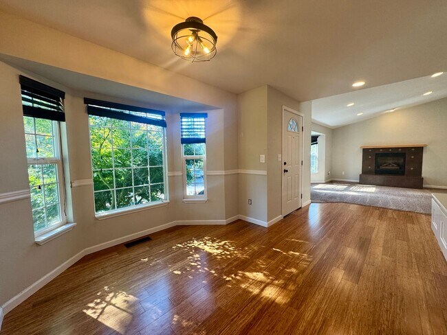Building Photo - $500 Move In Discount! | 3 Bedroom 2 Bath ...