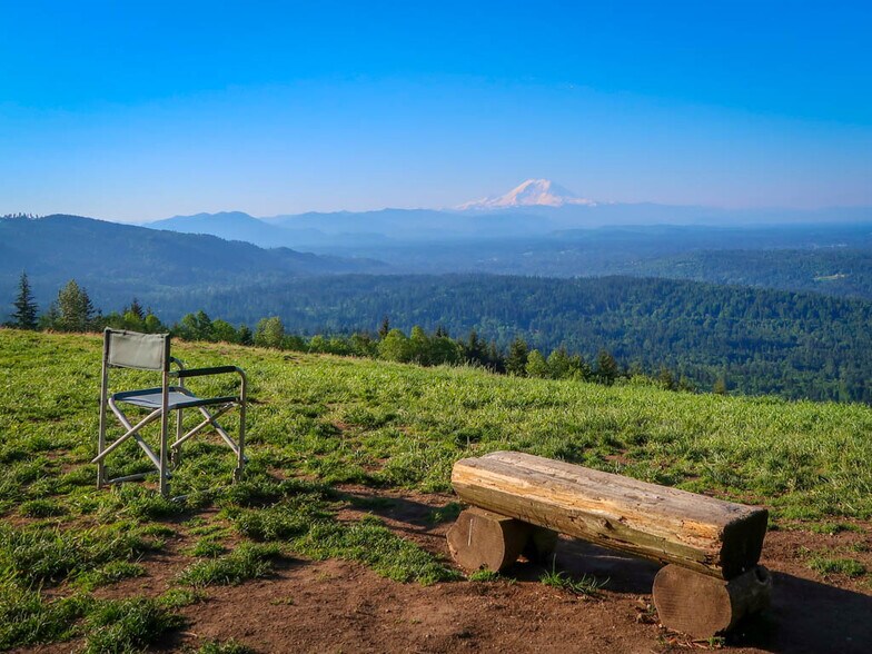 hike out your door to view Mt. Rainiert - 280 NW Holly St
