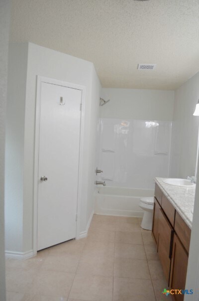 Building Photo - 2505 Hemlock Dr