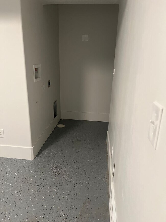Building Photo - Townhouse in Evanston *Move in Special *