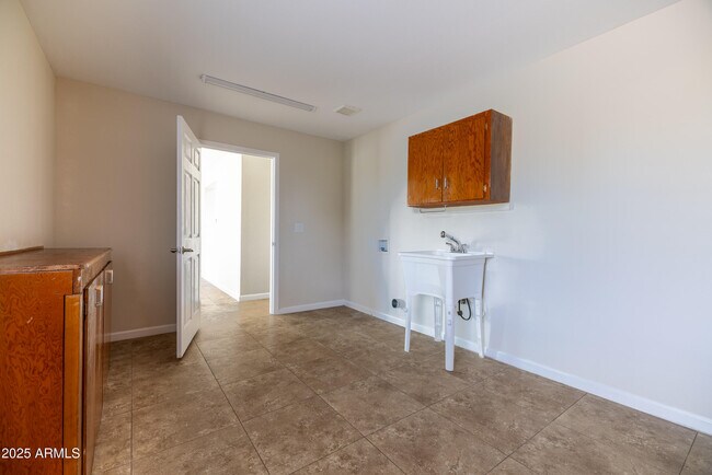 Building Photo - 10816 N 109th Ave