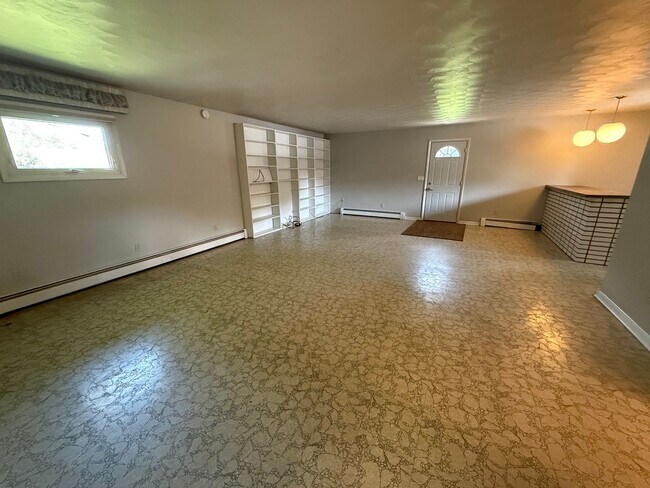 Building Photo - 3BR/2BA/2CarGarage Only A Few Minutes From Everything! Ask About Our Move-In Special!