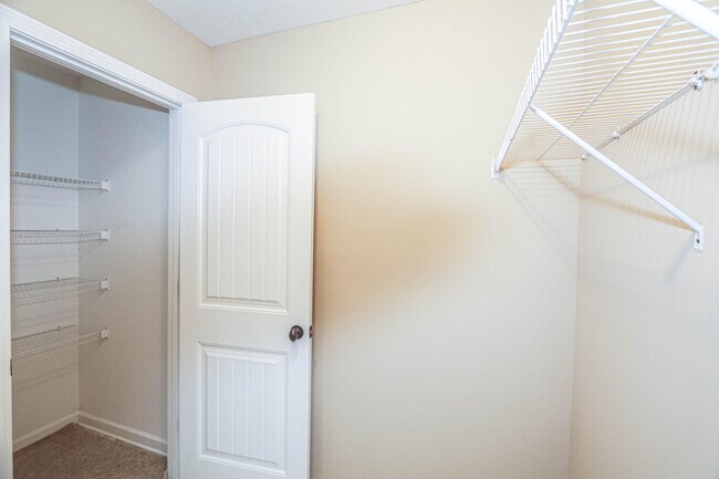 Building Photo - 1315 York Dr