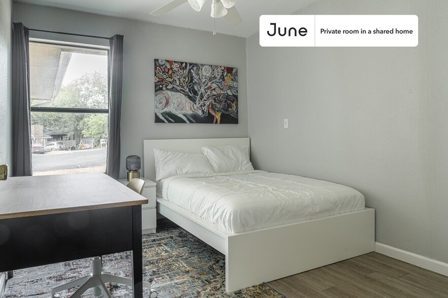 Primary Photo - Private bedroom in 3 bed/2 bath Home