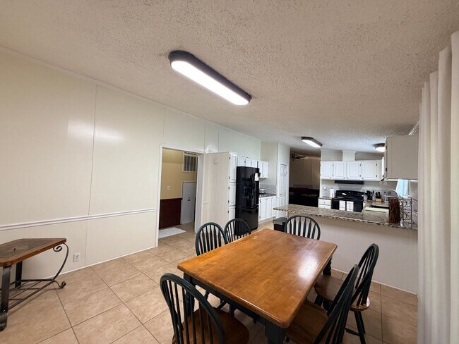 Building Photo - 7810 W Lakeshore Dr