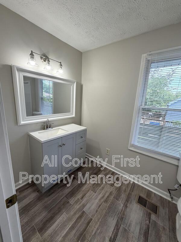 Building Photo - 2101 Holly Hill Dr