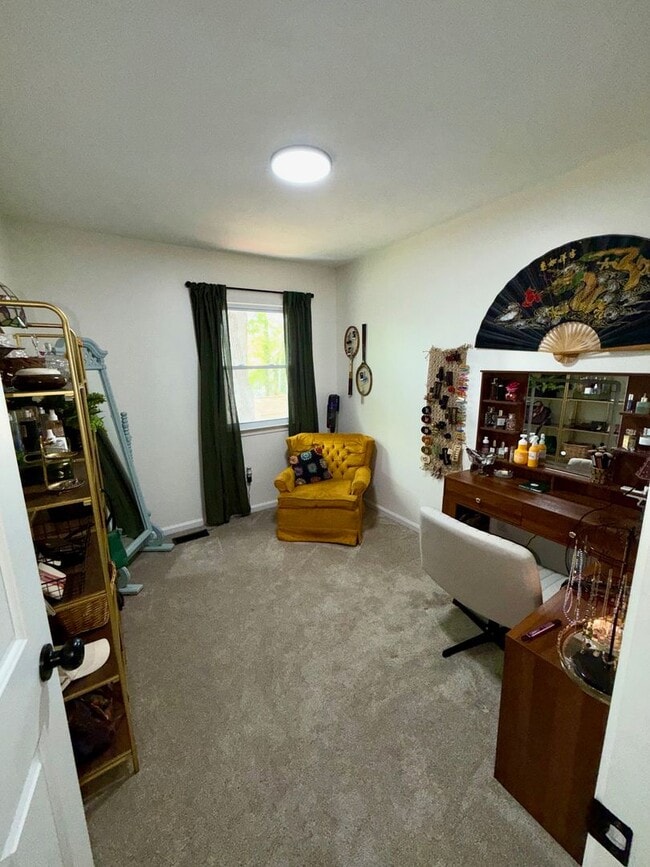Building Photo - 4 Bed 1 Bath Home for Rent in Newport News!
