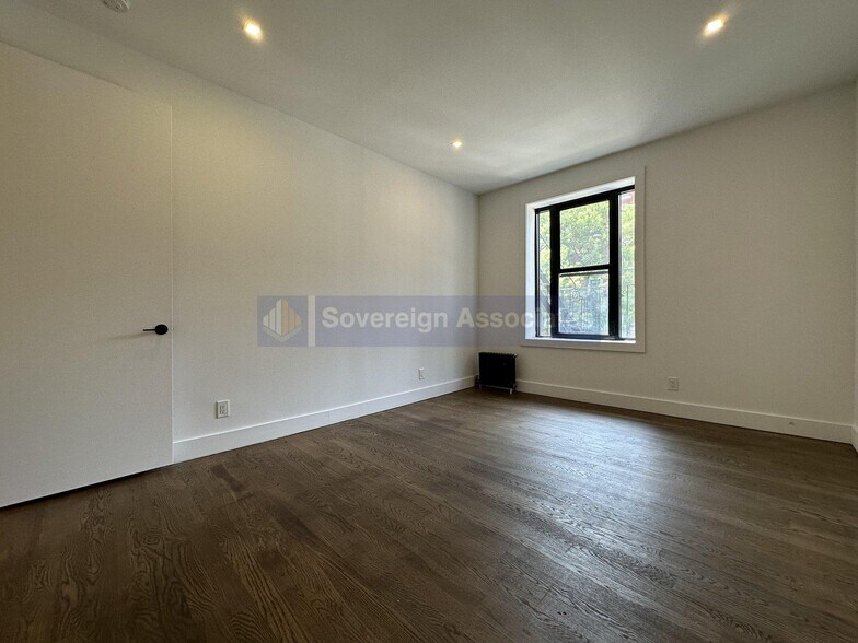 Building Photo - 45 Tiemann Pl