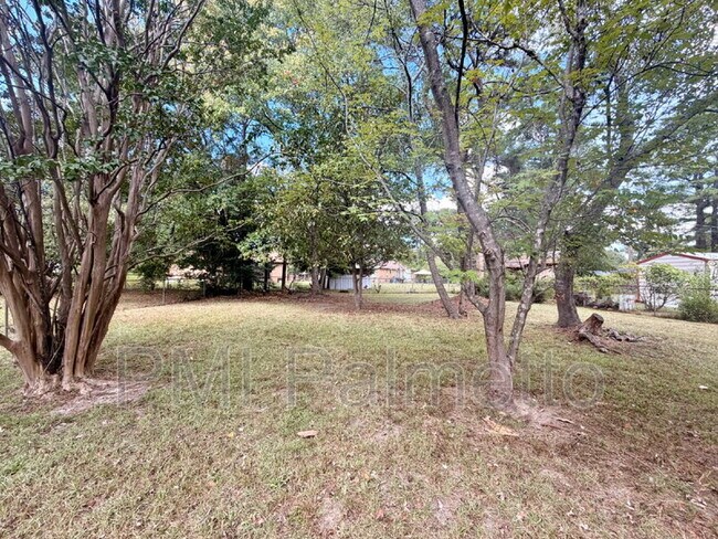 Building Photo - 1805 Carousel Cir