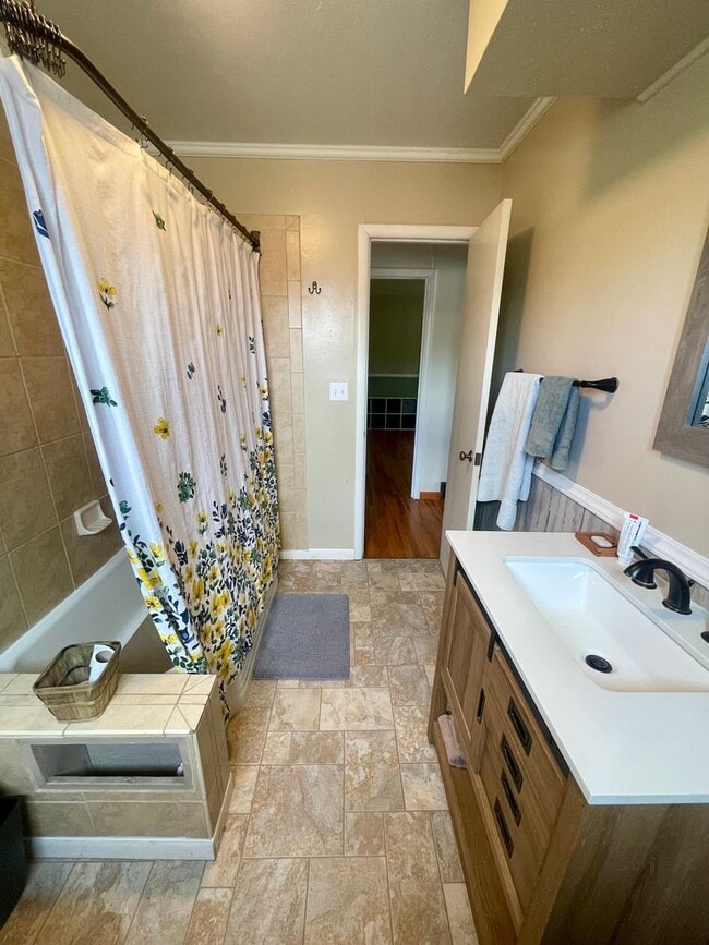 Building Photo - Furnished 3 bedroom/2bath close to Garden ...