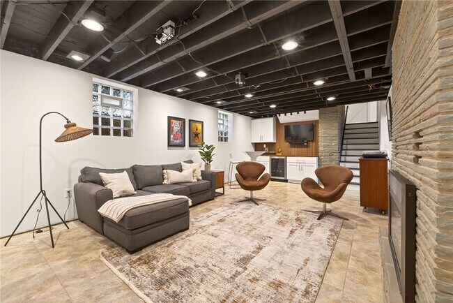 Building Photo - 330 Kilbourn Rd