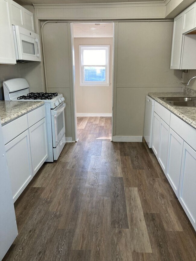 Building Photo - Updated 2 bedroom 1 bathroom home