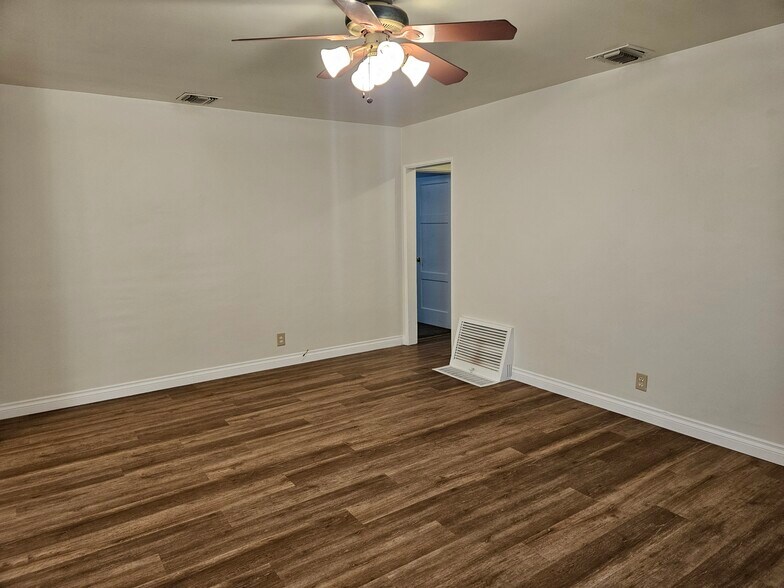 Building Photo - 9966 Glencrest Cir