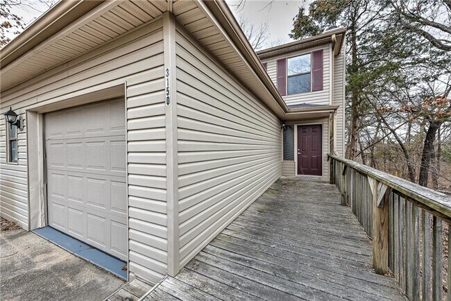 Building Photo - Updated 2 Bed 2 Bath Townhome located in East Fayetteville. Pool access included!