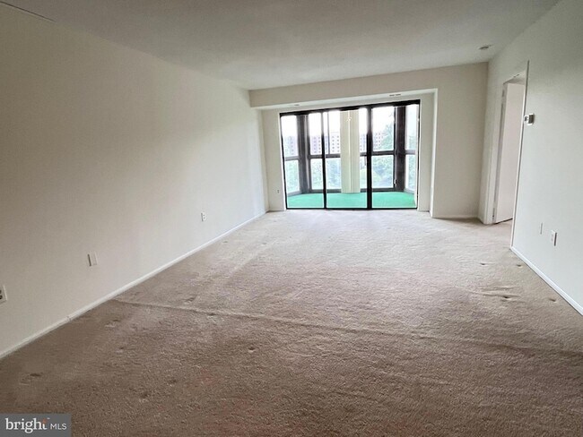 Building Photo - 15100 Interlachen Dr