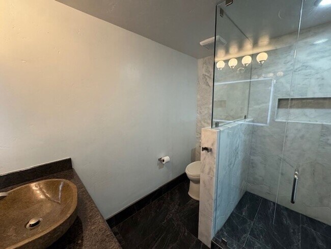 Building Photo - Beautifully Renovated 2-Bedroom Home in Tr...