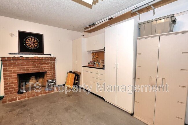 Building Photo - 2128 W La Loma Dr