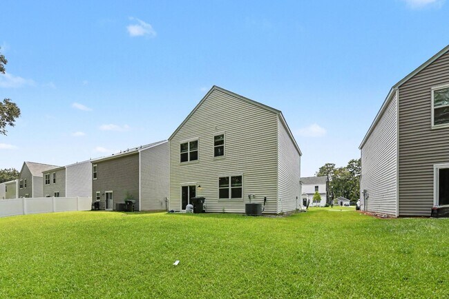 Building Photo - 165 River Hl Rd