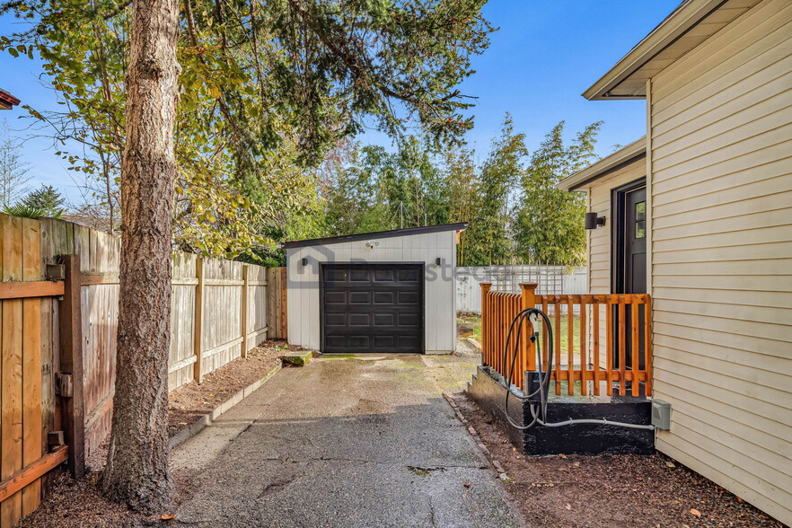 Building Photo - 924 24th Ave S