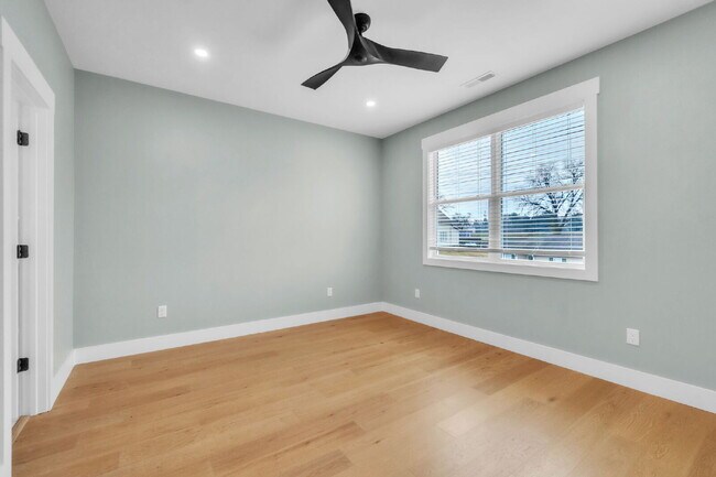 Building Photo - Updated 3-Bedroom, 2.5-Bathroom Townhome Gem in Landrum