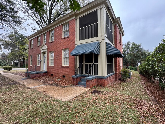 Building Photo - 2- Bedroom that's sure to please