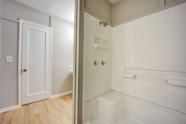 Building Photo - Freshly Updated 3 Bedroom House