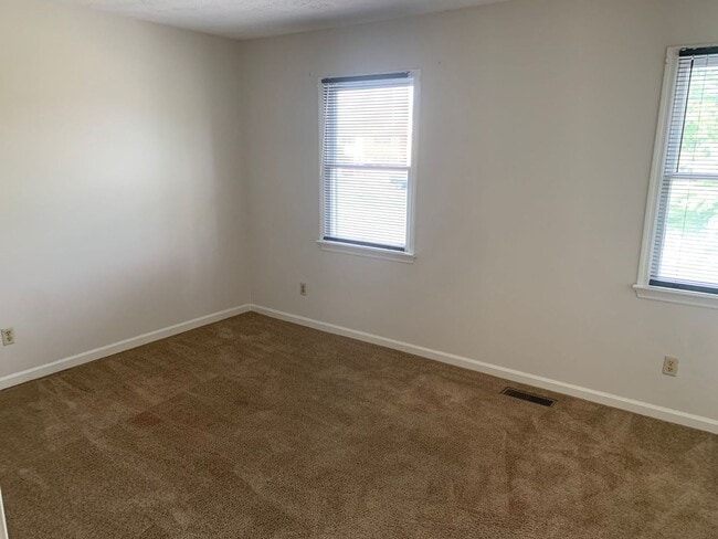Building Photo - Townhome with new carpet for rent in the m...