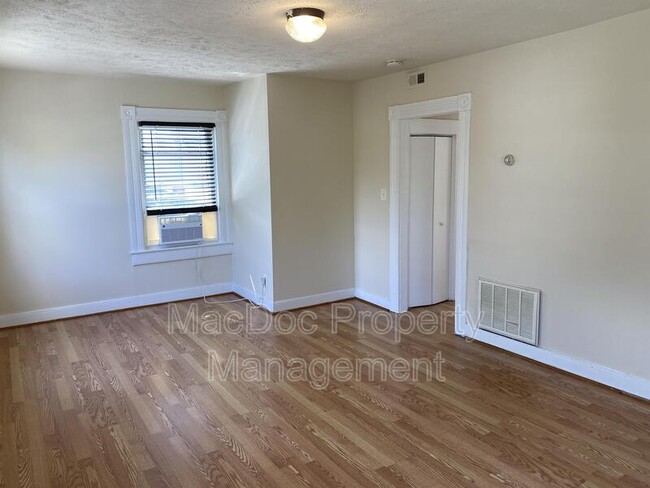 Building Photo - 806 Weedon St