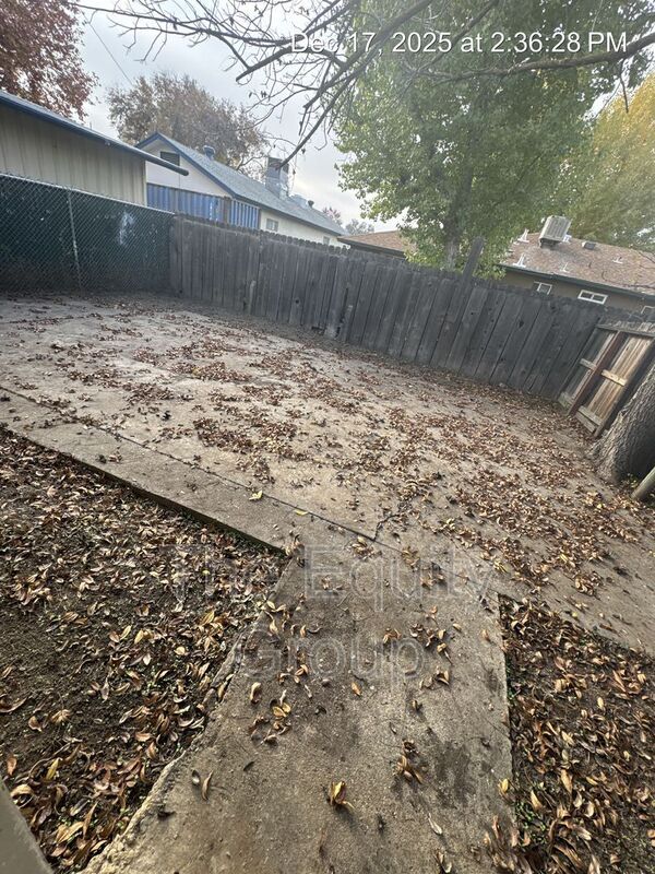 Building Photo - 801 S Conyer St