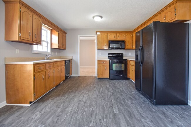 Building Photo - Pet Friendly Three Bedroom with Bonus!