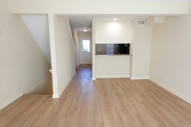 Building Photo - 116 Colonial Pkwy
