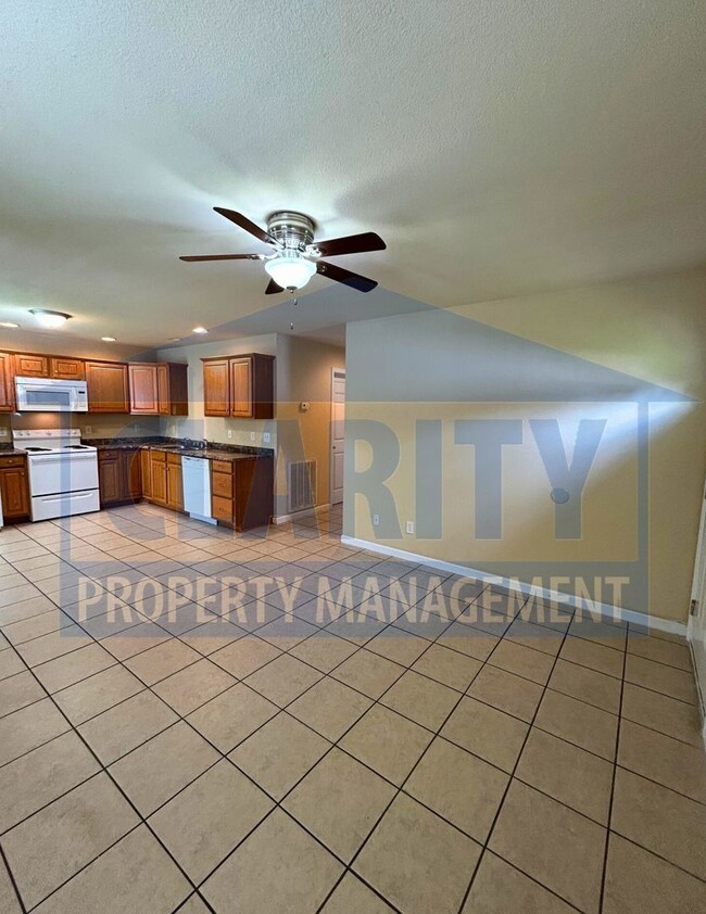 Building Photo - Cute 2 bedroom home!